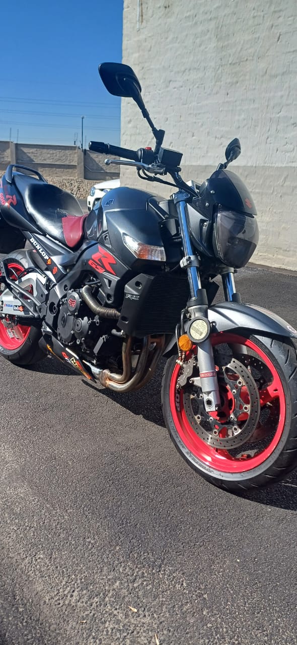 SUZUKI GSR 600