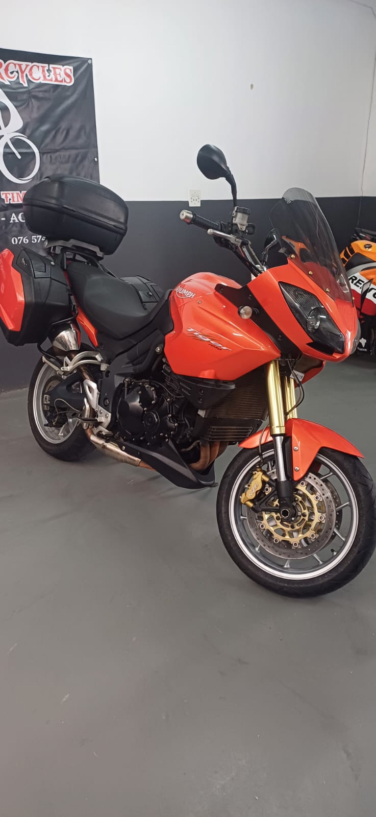 TRIUMPH TIGER 1050