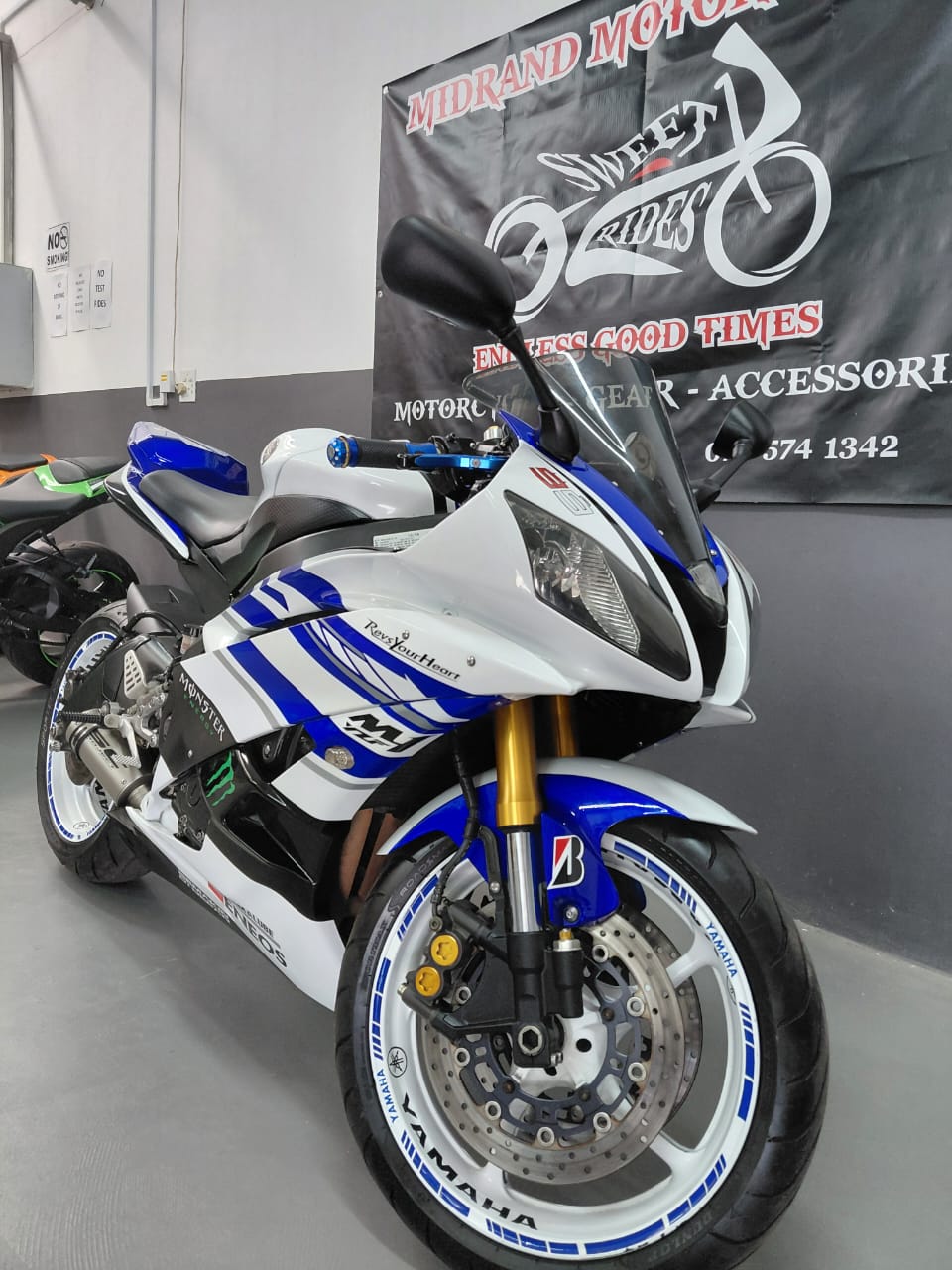 YAMAHA **R-6**