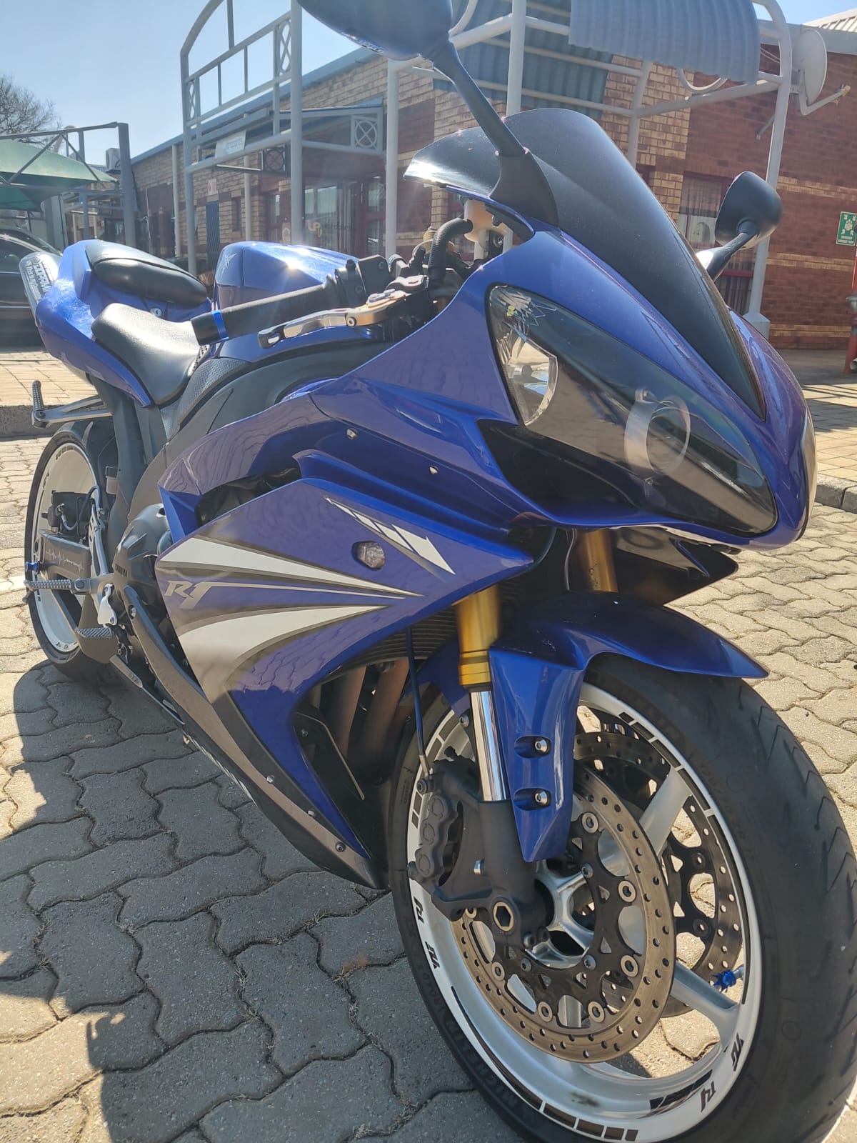 YAMAHA R-1
